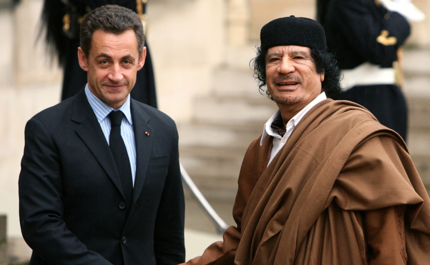 Sarkozy recevant Kadhafi à l'Elysée. D. R.